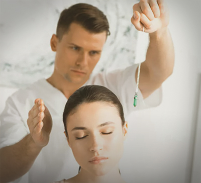 Женщина на сеансе гипнотерапии